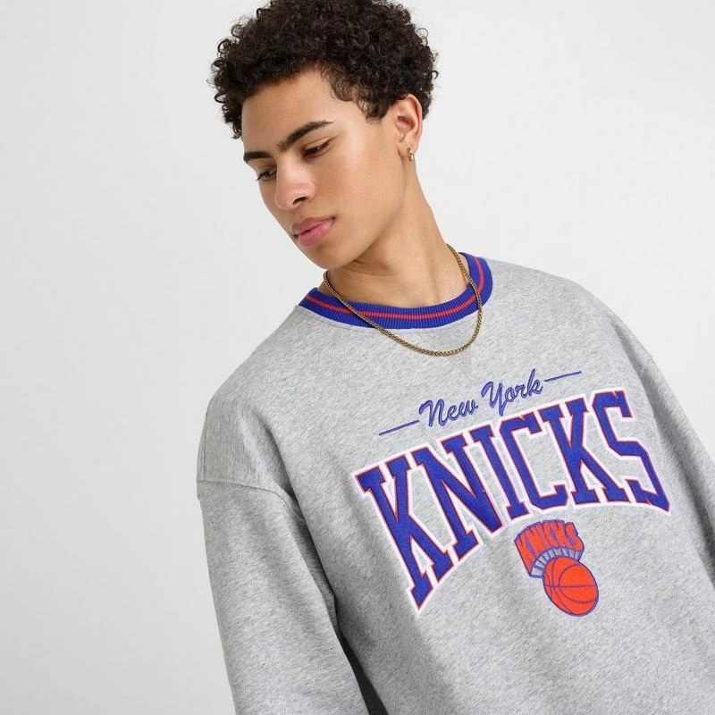 商品Mitchell & Ness|Men's Mitchell & Ness New York Knicks NBA Throw It Back Fleece Crewneck Sweatshirt,价格¥716,第5张图片��详细描述