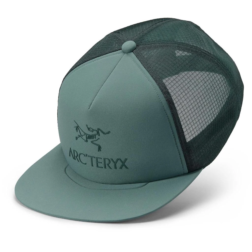Arc'teryx Logo Flat Brim Trucker Hat | Flat-Brim Performance Trucker 商品