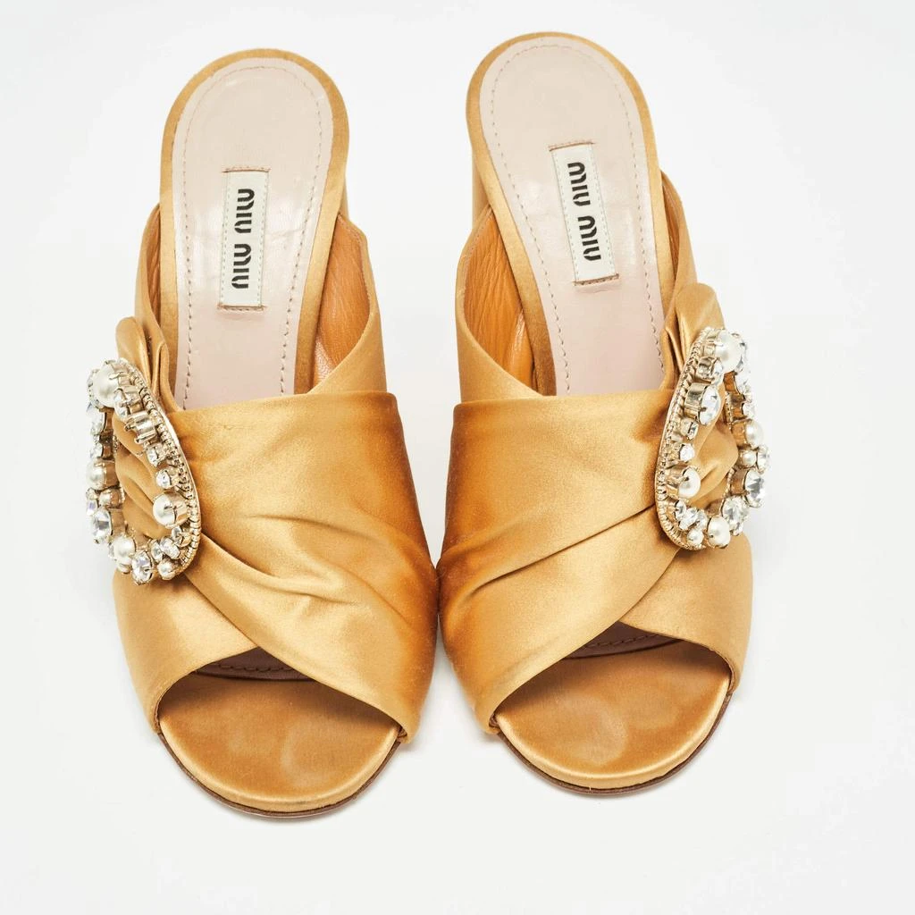 商品[二手商品] Miu Miu|Miu Miu Brown Satin Crystal and Faux Pearl Embellished Brooch Peep Toe Slide Sandals Size 37,价格¥1356,第3张图片详细描述