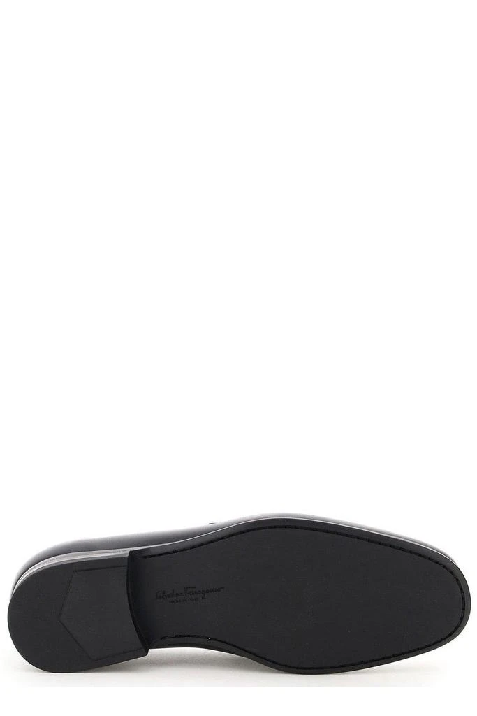 商品Salvatore Ferragamo|Ferragamo Gancini Reversible Plaque Moccasins,价格¥3505,第4张图片详细描述