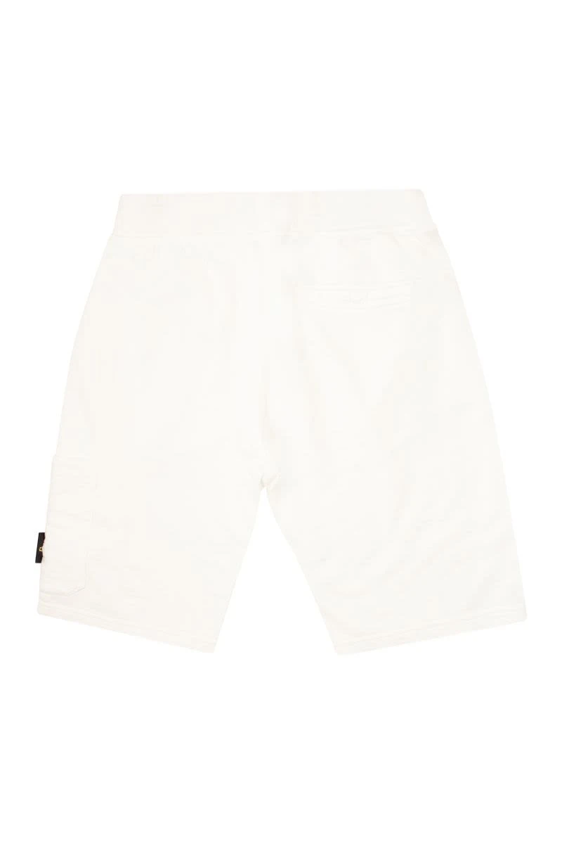 Bermuda shorts with pocket and Stone Island badge AB014903 V0001 商品