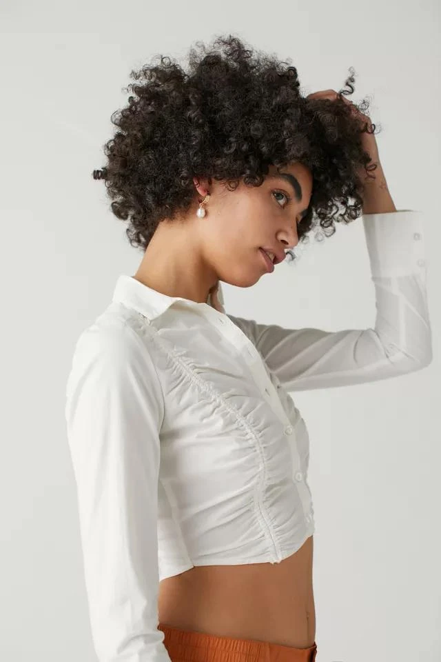 商品Urban Outfitters|UO Jolie Ruched Button Down Top,价格¥78,第4张图片详细描述