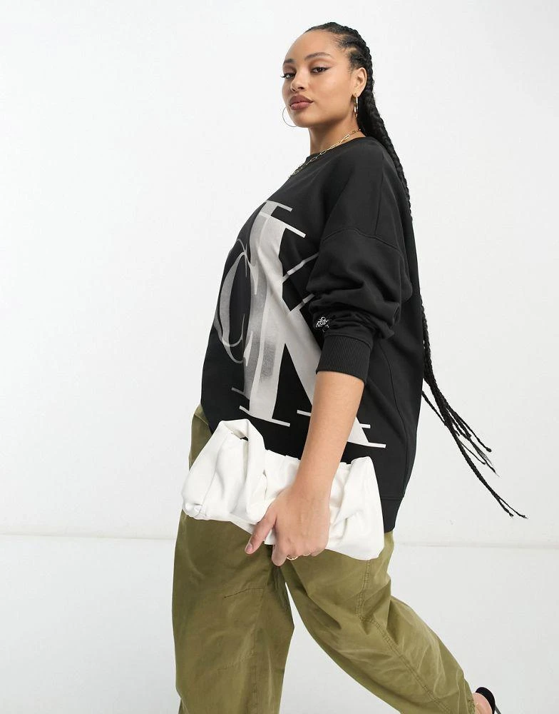 商品Calvin Klein|Calvin Klein Jeans Plus lightbox monogram logo sweatshirt in black,价格¥503,第4张图片详细描述