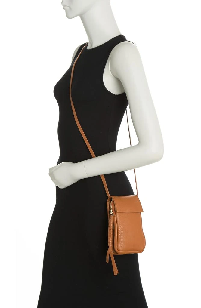 商品Vince Camuto|Cory Leather Phone Crossbody Bag,价格¥401,第2张图片详细描述