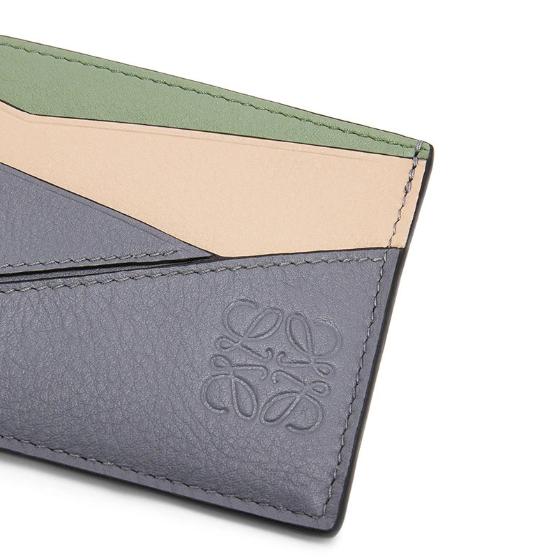 商品Loewe|【预售3-7天】LOEWE/罗意威 22新款Puzzle系列 女士灰色/自然色/绿色三色拼接经典小牛皮卡包卡片夹C510V33X05-2828,价格¥2365,第6张图片详细描述