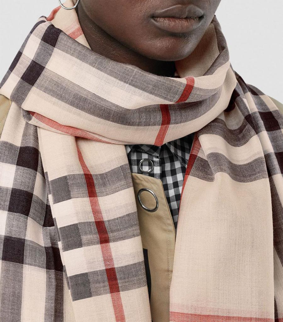 商品Burberry|Wool-Silk Vintage Check Scarf,价格¥2618,第4张图片详细描述