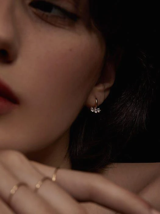 商品LUNNE|10k Gold Triple Stone Hoop Earrings,价格¥929,第3张图片详细描述