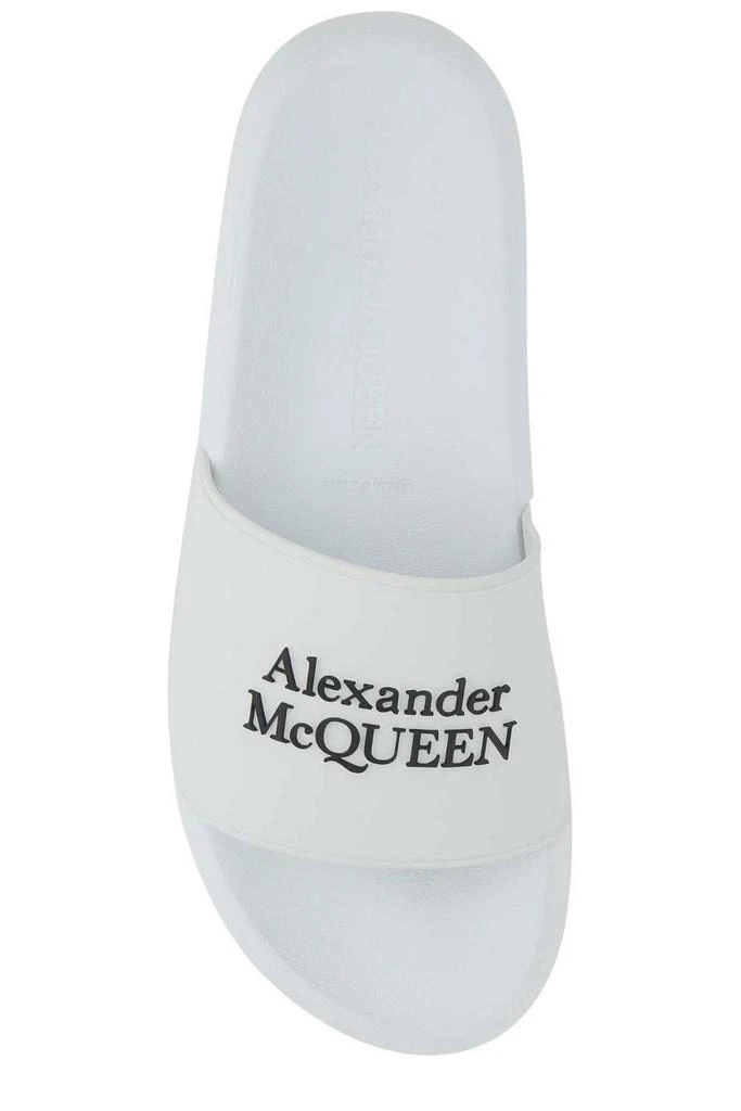 商品Alexander McQueen|Alexander McQueen Logo Embossed Slip-On Slides,价格¥1707,第3张图片详细描述