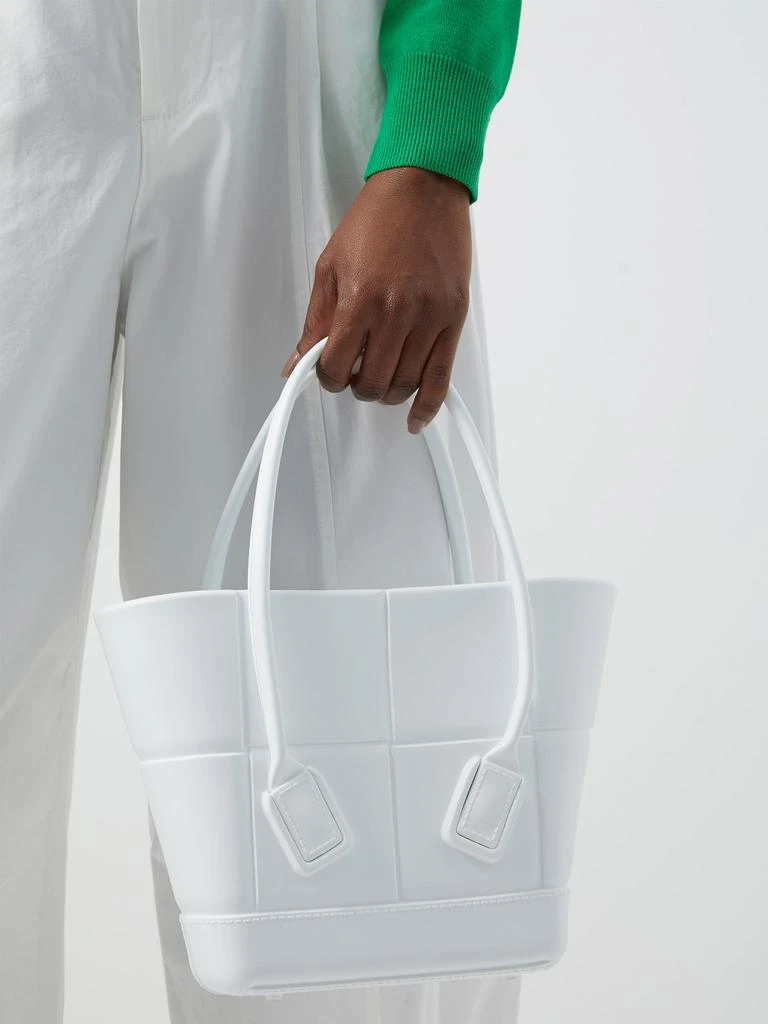 商品Bottega Veneta|Arco small Intrecciato-effect rubber tote bag,价格¥7625,第3张图片详细描述