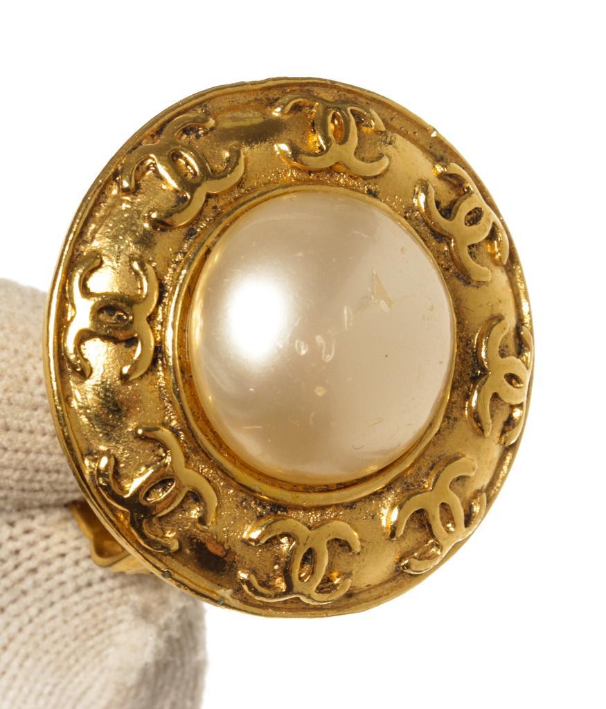 商品[二手商品] Chanel|Chanel Gold CC Large Pearl Earrings,价格¥9992,第5张图片详细描述