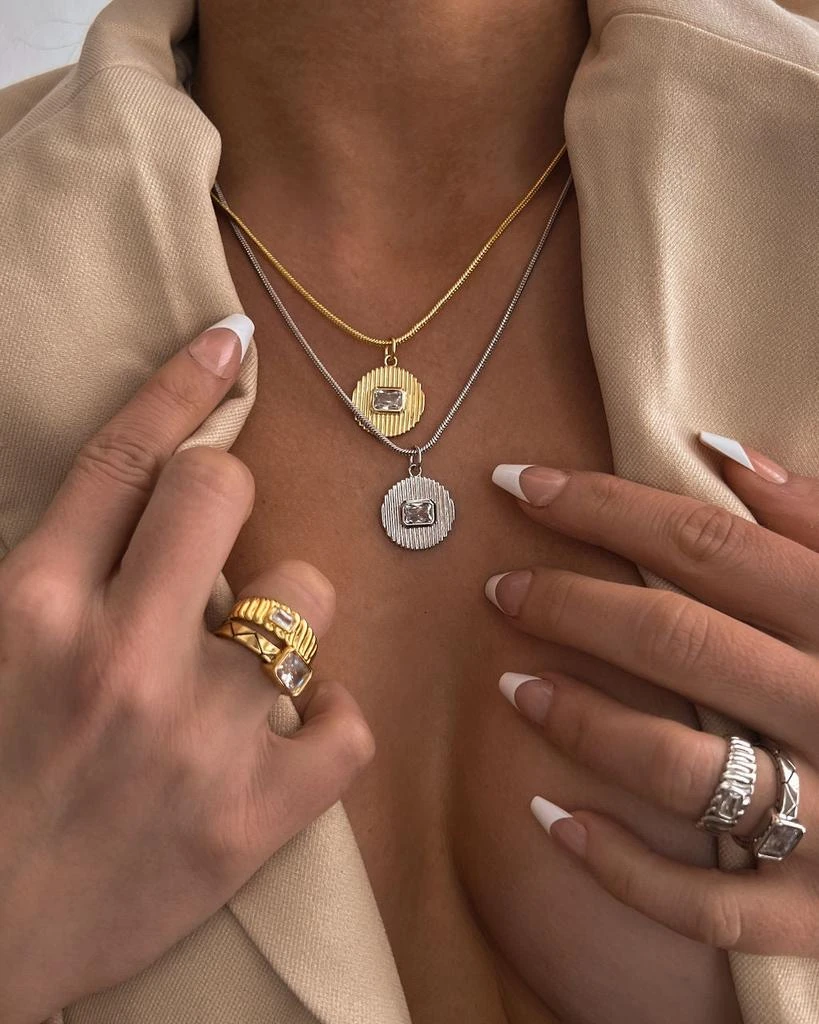 商品Luv AJ|Le Signe Pendant Necklace- Gold,价格¥683,第3张图片详细描述