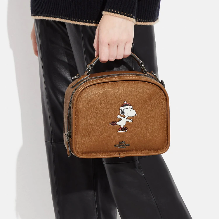 商品[国内直发] Coach|蔻驰 x Peanuts Snoopy 联名款 Lunch Pail 22 拉链开合Snoopy印花 鹅卵石皮革 手提单肩斜挎包 小号 女款 棕色,价格¥1988,第6张图片详细描述