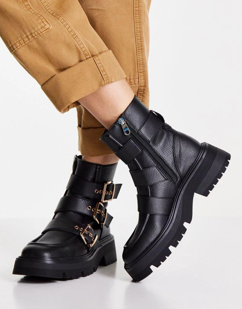 商品Bershka|Bershka chunky boot with square toe and buckle detail in black,价格¥247,第2张图片详细描述