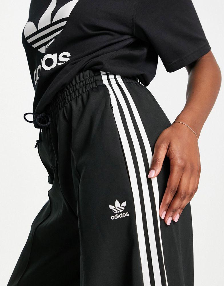 adidas Originals adicolour three stripe logo relaxed fit track pants in black商品第3张图片规格展示