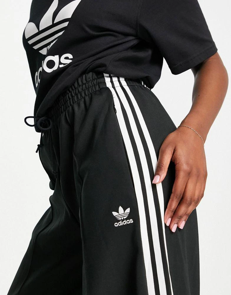 商品Adidas|adidas Originals adicolour three stripe logo relaxed fit track pants in black,价格¥363,第3张图片详细描述