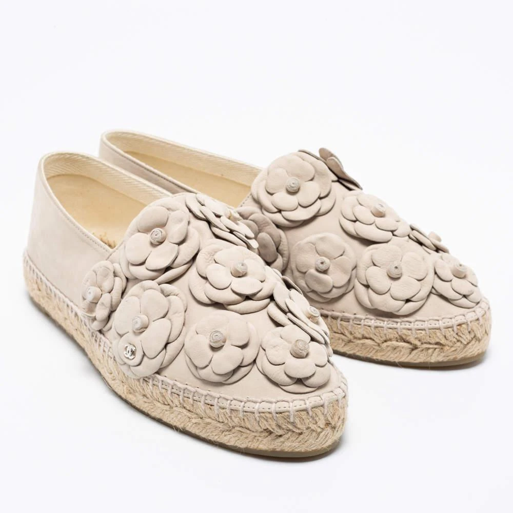 商品Chanel|Chanel Light Grey Nubuck Leather Camellia Flower Espadrille Flats Size 41,价格¥5390,第4张图片详细描述