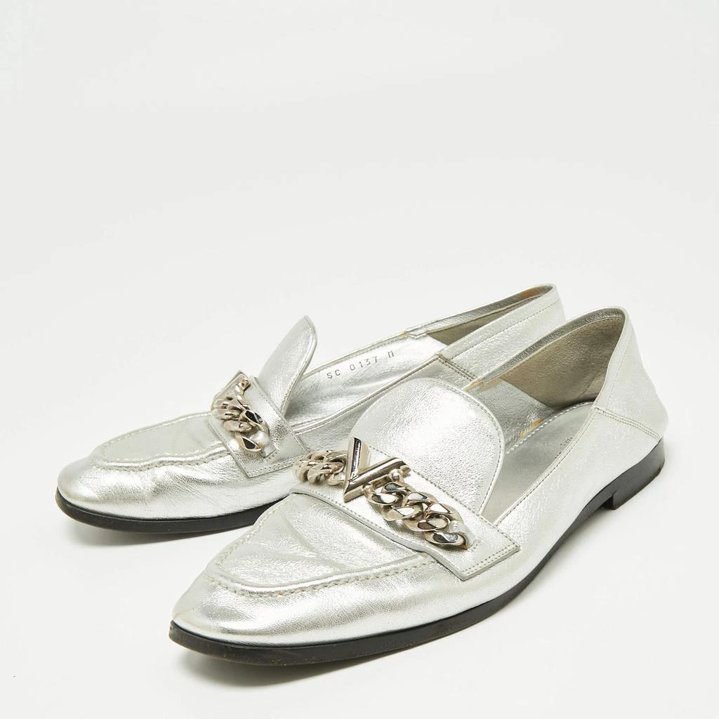 商品[二手商品] Louis Vuitton|Louis Vuitton Silver Leather V Chain Embellished Loafers Size 38.5,价格¥813,第2张图片详细描述