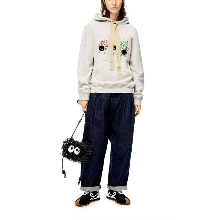 商品[国内直发] Loewe|罗意威 x 千与千寻 联名款 SS22 多色Logo小煤球印花连帽卫衣 女款 浅灰色,价格¥3979,第3张图片详细描述