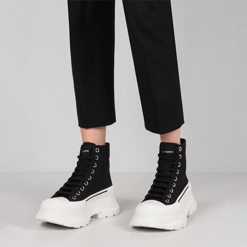 商品Alexander McQueen|女士Tread Slick黑色白厚底廓形高帮休闲系带靴帆布鞋【香港仓极速发货】,价格¥5231,第1张图片