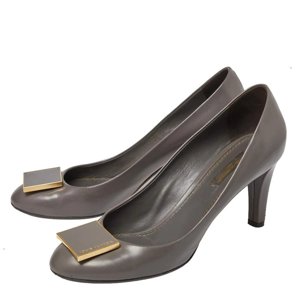 商品[二手商品] Louis Vuitton|Louis Vuitton Grey Leather Logo Embellished Pumps Size 38,价格¥1260,第4张图片详细描述