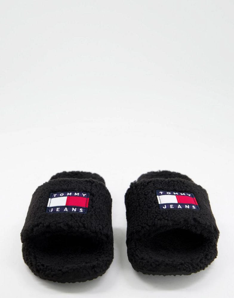 商品Tommy Hilfiger|Tommy Jeans flag logo furry sliders in black,价格¥433,第4张图片详细描述