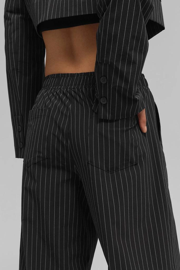 商品Alo|Pinstripe Daylight Boxer Pant (Long) - Black/Titanium,价格¥1125,第4张图片详细描述