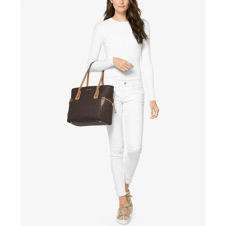 商品Michael Kors|MICHAEL  Signature Voyager East/West Signature Tote,价格¥585,第2张图片详细描述