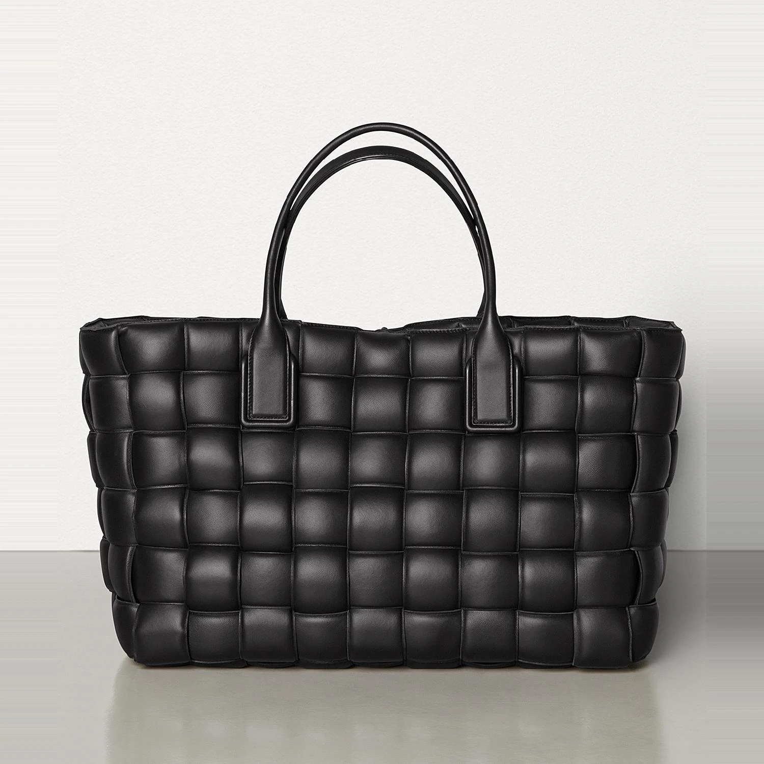 商品Bottega Veneta|包邮包税【预售7天发货】 BV葆蝶家 24春夏 女士 手提包 Tote Bag 592122VMBK18803,价格¥44398,第1张图片