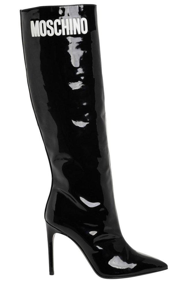 商品Moschino|Moschino Logo Embossed Pointed Toe Boots,价格¥5581,第1张图片