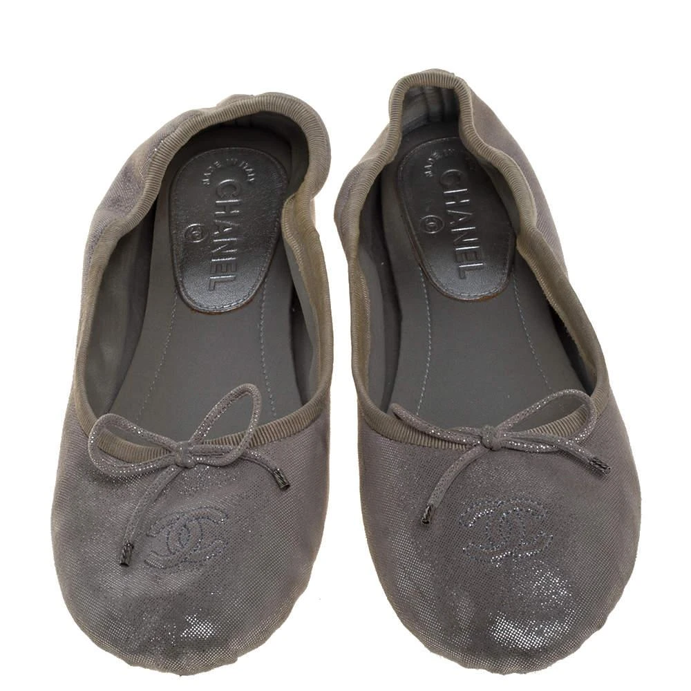 商品[二手商品] Chanel|Chanel Silver Glitter Suede CC Ballet Flats Size 40,价格¥1016,第3张图片详细描述