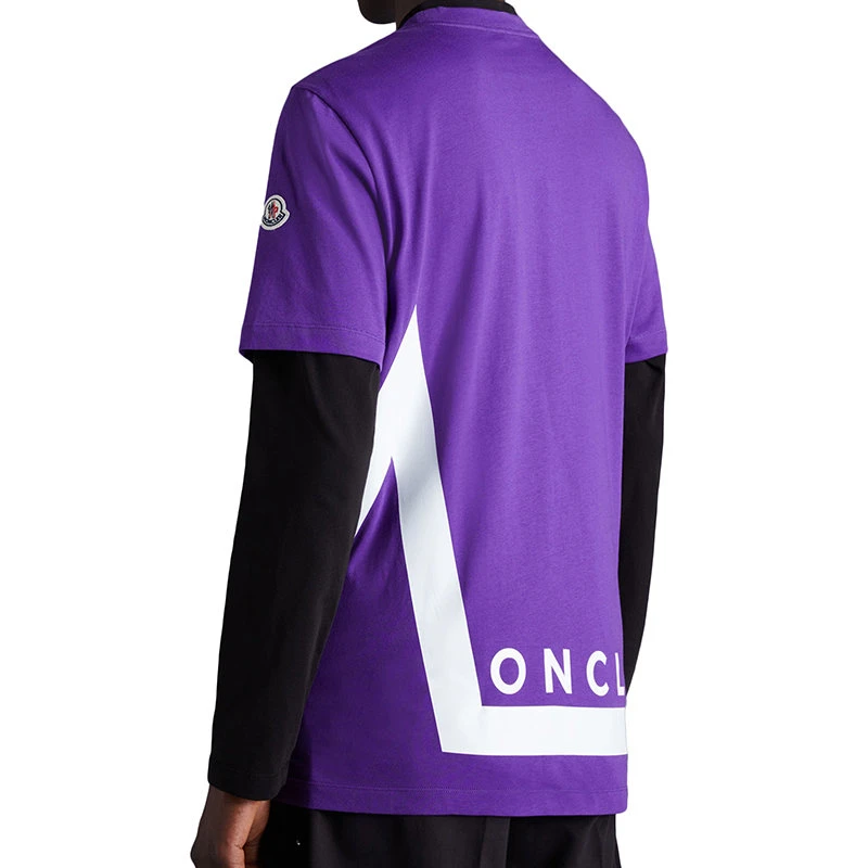 商品Moncler|【预售3-7天】Moncler/蒙克莱 22年秋冬新款 男士霓虹珊瑚紫色纯棉大M图案短袖T恤H20918C000018390T65A,价格¥2284,第4张图片详细描述
