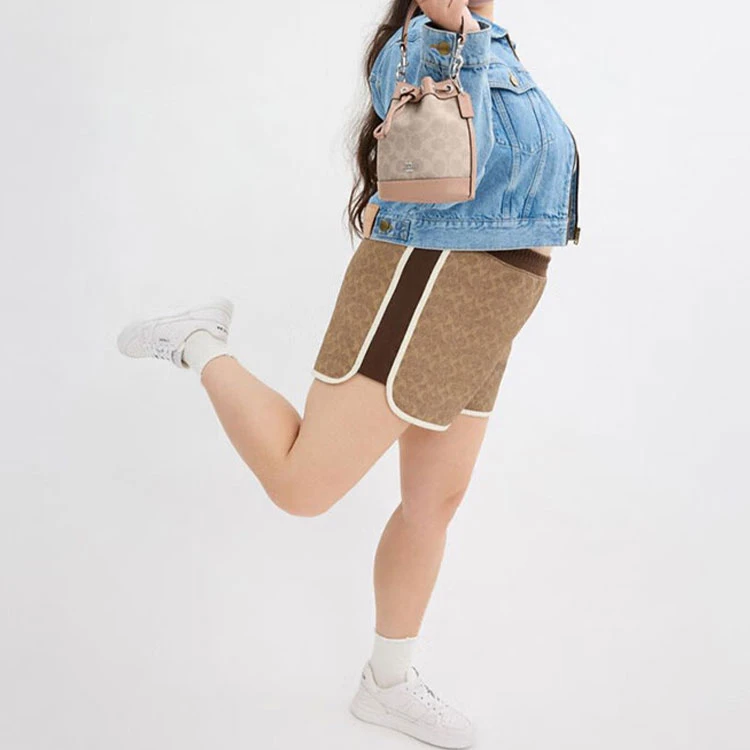 商品[国内直发] Coach|蔻驰 Dempsey 15 品牌徽标抽绳开合 pvc配皮 单肩手提水桶包斜挎包 迷你 女款 浅卡其,价格¥1139,第5张图片详细描述