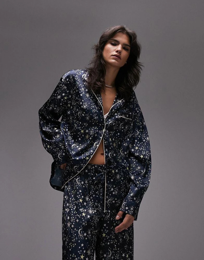 商品Topshop|Topshop star print satin shirt & trouser pyjama set with matching eye mask & gift bag in navy,价格¥489,第4张图片详细描述