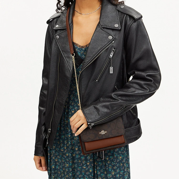 商品[国内直发] Coach|蔻驰 Klare 18 经典老花翻盖字母Logo徽标链条 帆布拼皮革 单肩斜挎包 迷你 女款 红木拼褐色,价格¥2644,第7张图片详细描述
