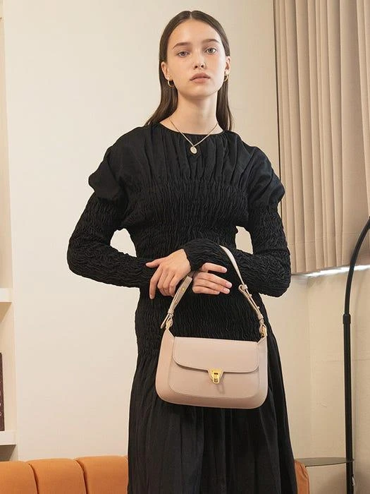 商品Coccinelle|Beat Hobo Bag (Light Pink),价格¥2188,第3张图片详细描述