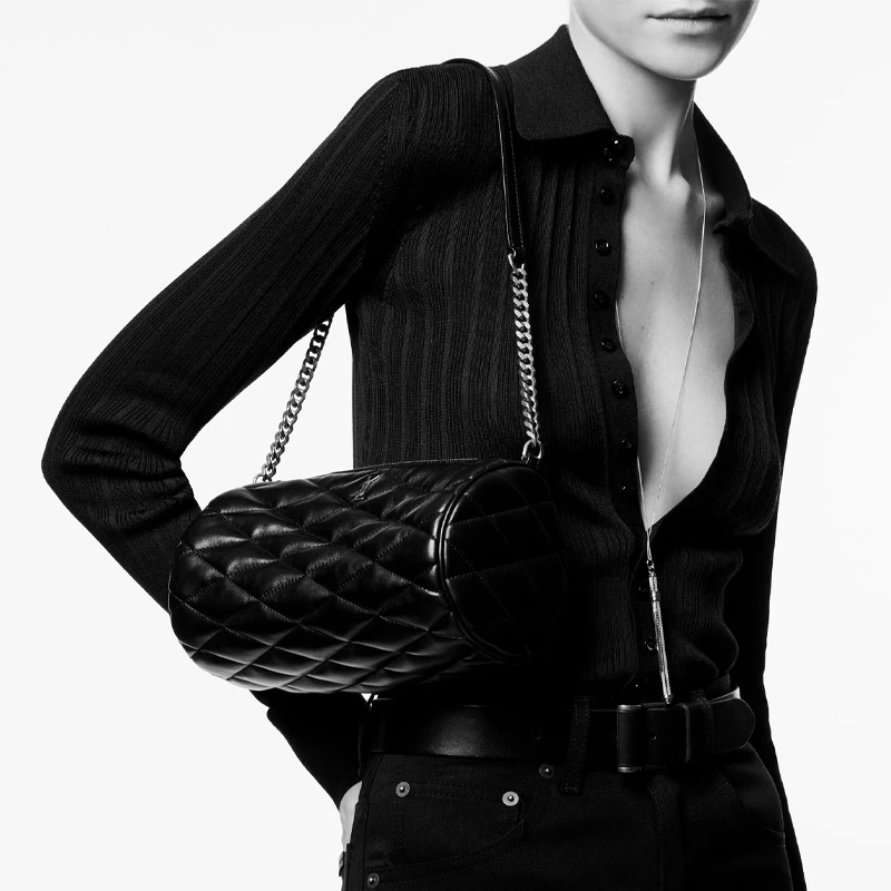 商品[国内直发] Yves Saint Laurent|圣罗兰 YSL Sade 金标Logo菱形纹绗缝链条 羊皮革 圆筒包腋下包手提单肩包 小号 女款 黑色,价格¥10651,第7张图片详细描述