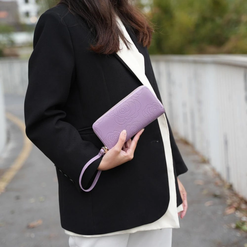 商品MKF Collection By Mia K.|Ellie Genuine Leather Flower-Embossed Women’s Wristlet Wallet by Mia K.,价格¥328,第2张图片详细描述