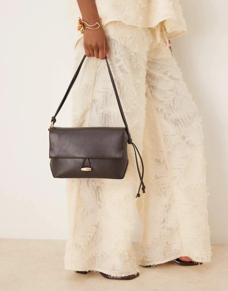 商品Mango|Mango elegant hand bag with gold accent fastening in black,价格¥356,第3张图片详细描述