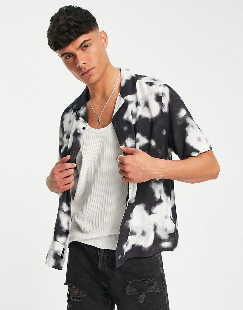 商品Calvin Klein|Calvin Klein short sleeve floral print shirt relaxed fit in black,价格¥691,第1张图片