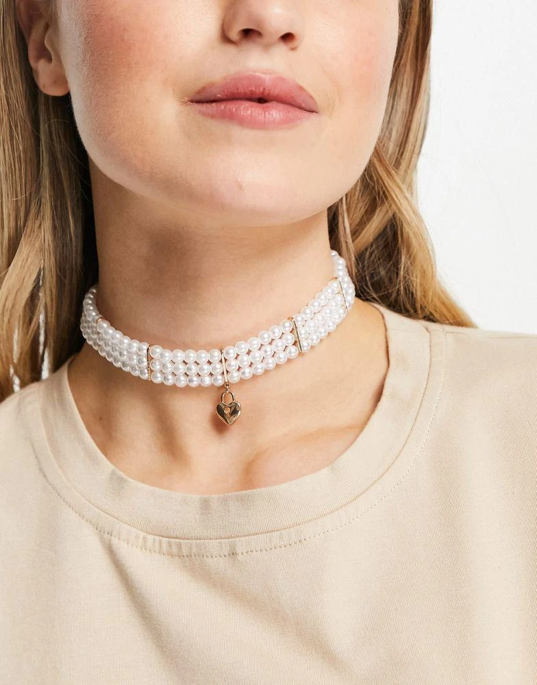 商品ASOS|ASOS DESIGN multirow choker necklace in faux pearl design with heart pendant,价格¥58,第3张图片详细描述