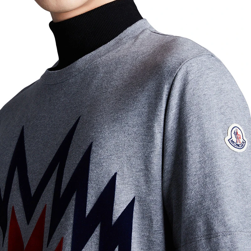 商品Moncler|【预售3-7天】Moncler/蒙克莱 22年秋冬新款 男士希瑟深灰色纯棉印花图案短袖T恤H20918C000068390T920,价格¥1830,第5张图片详细描述