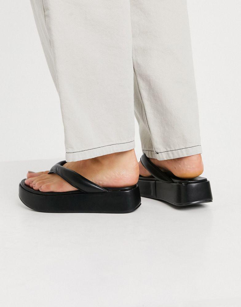 ASOS DESIGN Ferris chunky flip flop sandals in black商品第4张图片规格展示