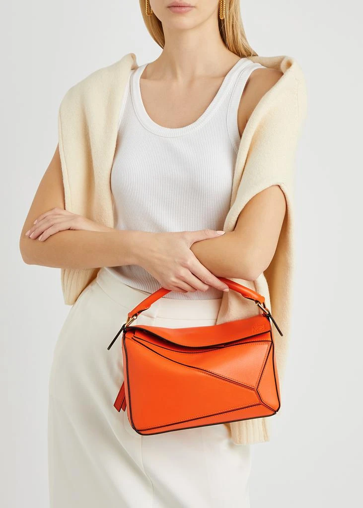 商品Loewe|Puzzle small orange leather cross-body bag,价格¥20744,第5张图片详细描述