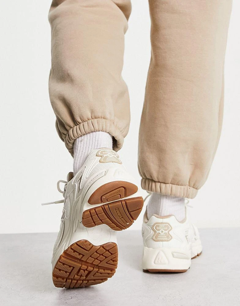 商品New Balance|New Balance 725 trainers in oatmeal - exclusive to ASOS,价格¥1049,第2张图片详细描述