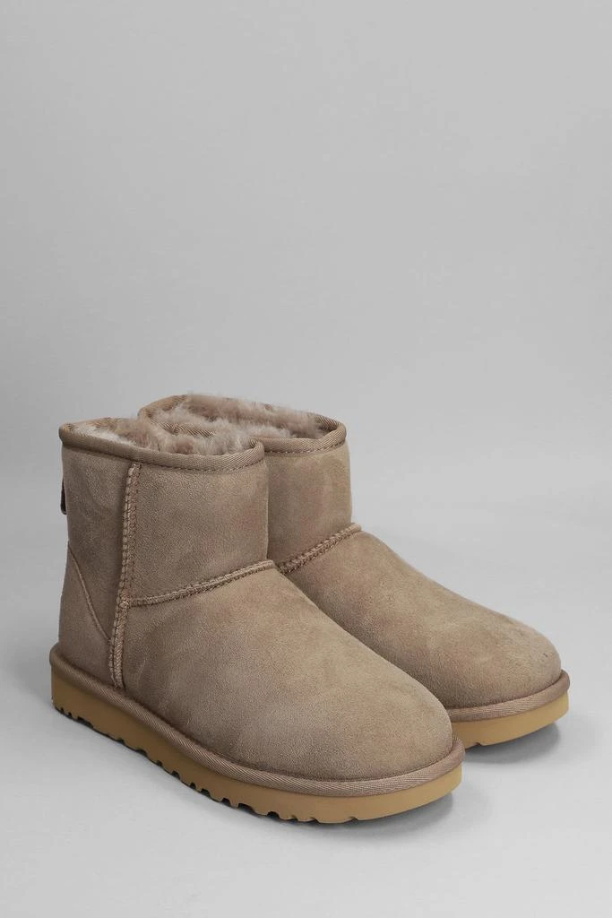 商品UGG|UGG Mini Classic Ii Low Heels Ankle Boots In Taupe Suede,价格¥1788,第2张图片详细描述
