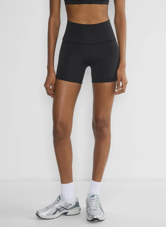 商品Aritzia|Golden - Glossform™ Cheeky Hi-Rise 5" Short,价格¥315,第5张图片详细描述