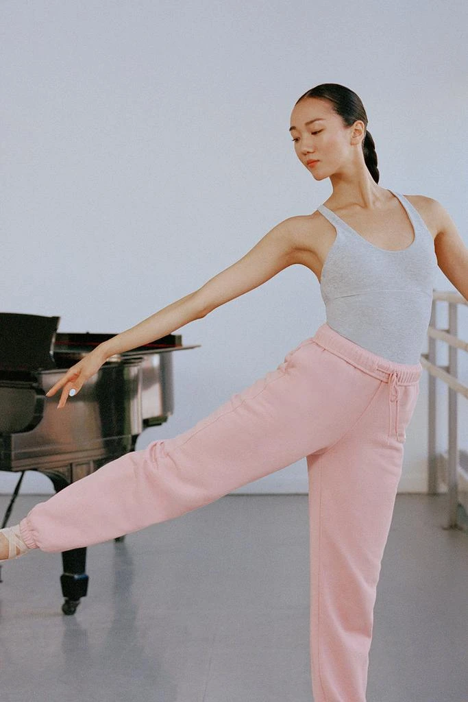 商品Alo|Accolade Sweatpant - Ballet Pink,价格¥963,第1张图片详细描述