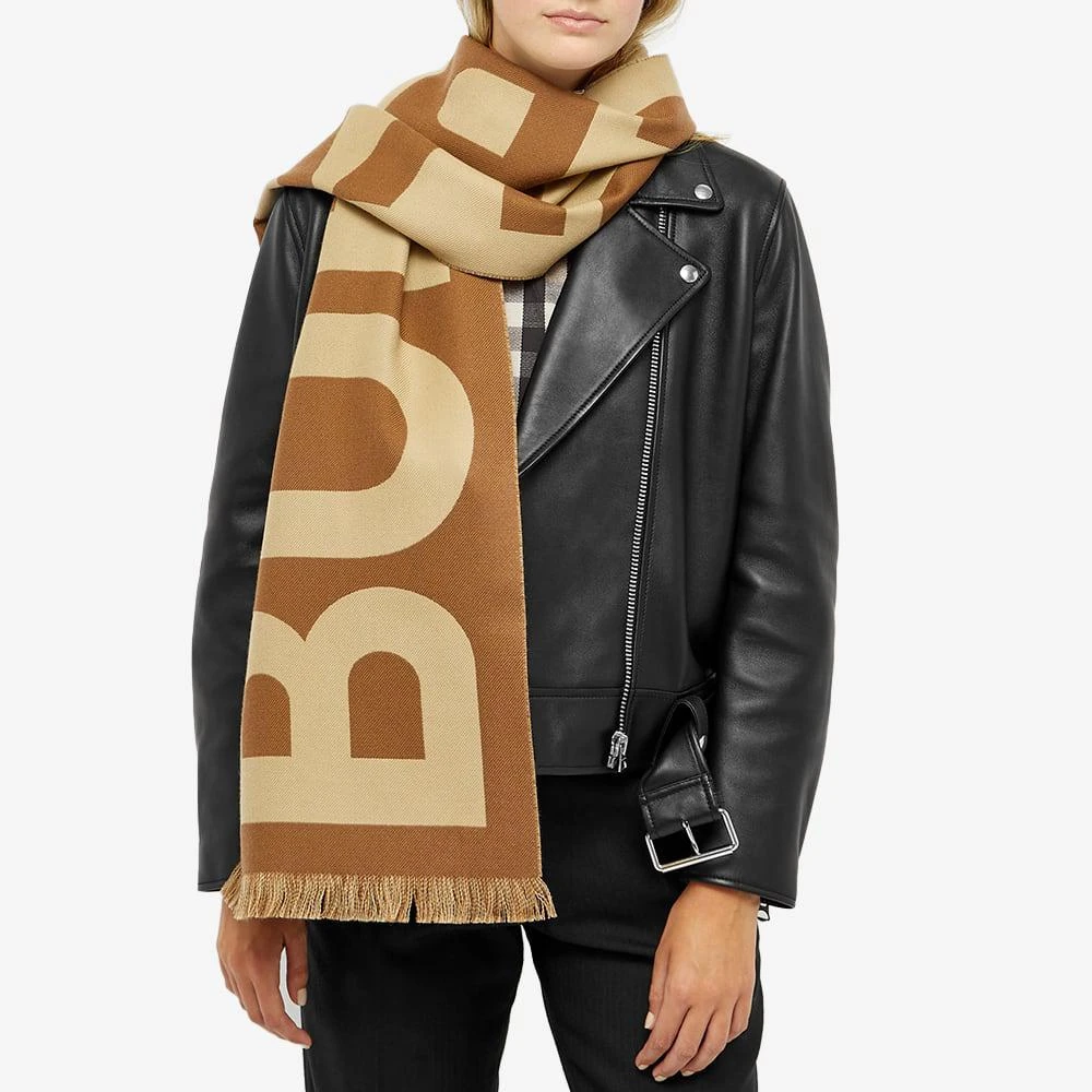 商品Burberry|Burberry Text Logo Football Scarf,价格¥2658,第3张图片详细描述