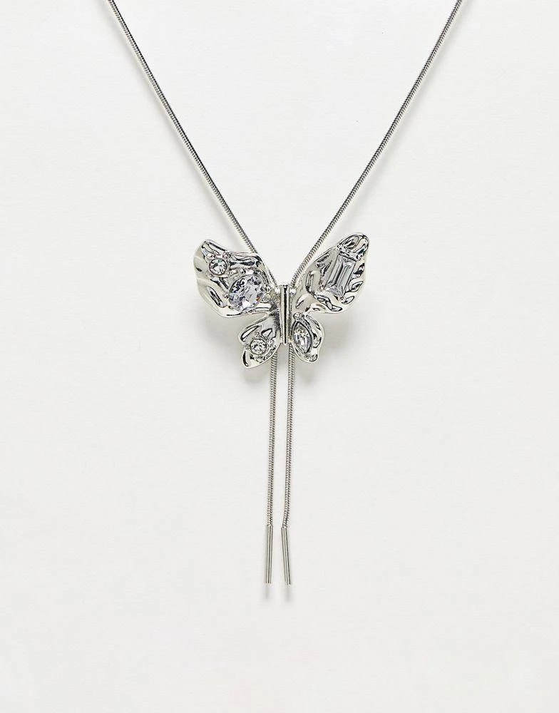 商品Reclaimed Vintage|Reclaimed Vintage laryiat necklace with butterfly pendant in silver,价格¥105,第1张图片