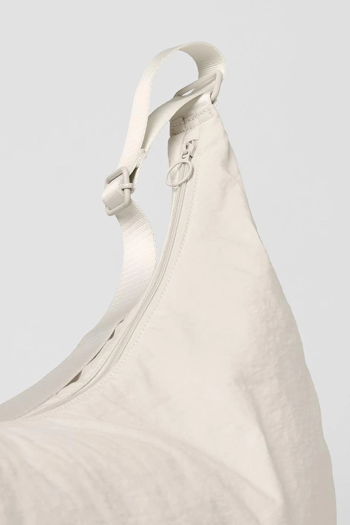 商品Alo|Om The Go Gym Sling Bag - Bone,价格¥1446,第3张图片详细描述